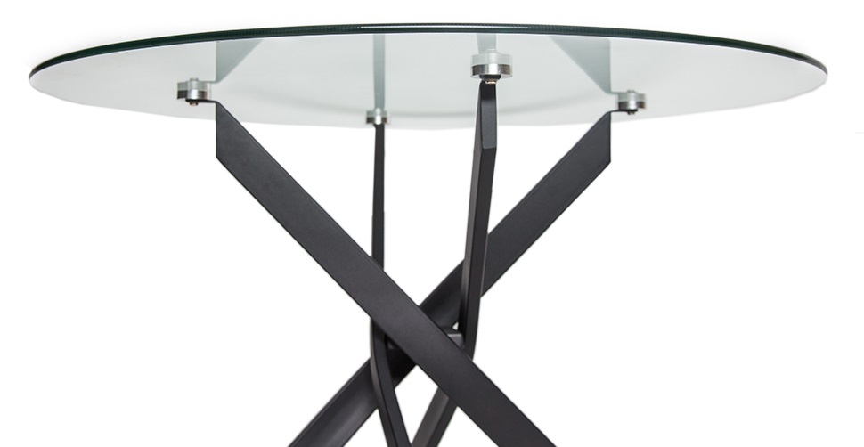 Круглый стол на скрещенных металлических опорах. Столешница из прозрачного стекла. 