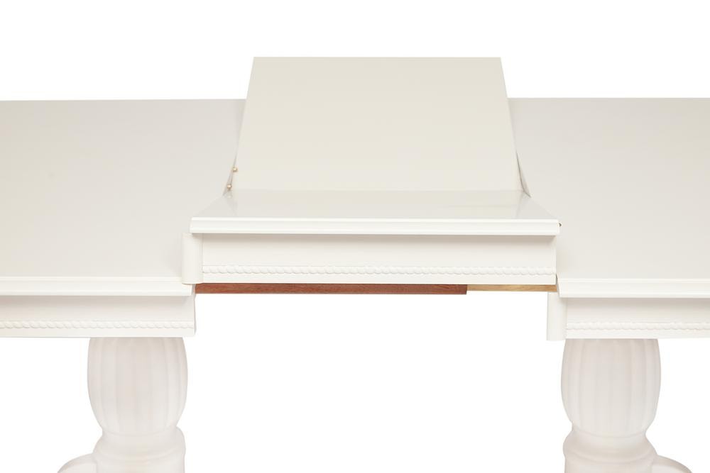 Белый стол из дерева. Раздвижной механизм