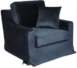 Уютное кресло с мягким сиденьем, спинкой и подлокотниками, обито велюром синего цвета, каркас береза