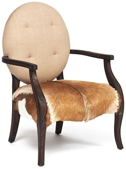 Кресло с подлокотниками из дерева, ткани и шкуры буйвола в коричневом цвете