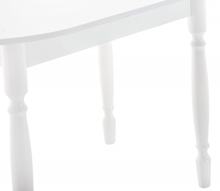 Овальный стол из дерева. Цвет белый.