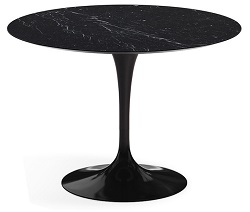 Стол со стеклом. Столешница цвета черной мрамор, опора из металла черного цвета.