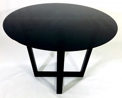 Стол из стекла на фигурном металлокаркасе. Цвет черный.