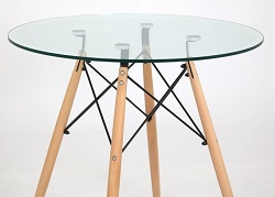 Стеклянный стол на деревянных ножках. Стекло прозрачное.