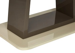 Раздвижной стол из стекла и МДФ. Цвет: слоновая кость/латте. Фрагмент опоры.