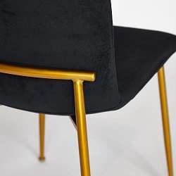 Вельветовый стул на золотом металлокаркасе. Цвет черный. Вид сзади.