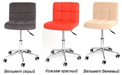 Офисные стулья из кожзама и ткани.