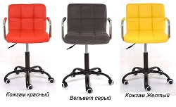 Офисные стулья из кожзама и ткани.