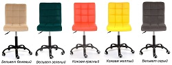 Офисные стулья из кожзама и ткани.