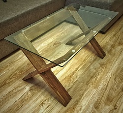 Журнальный стол из стекла и дерева