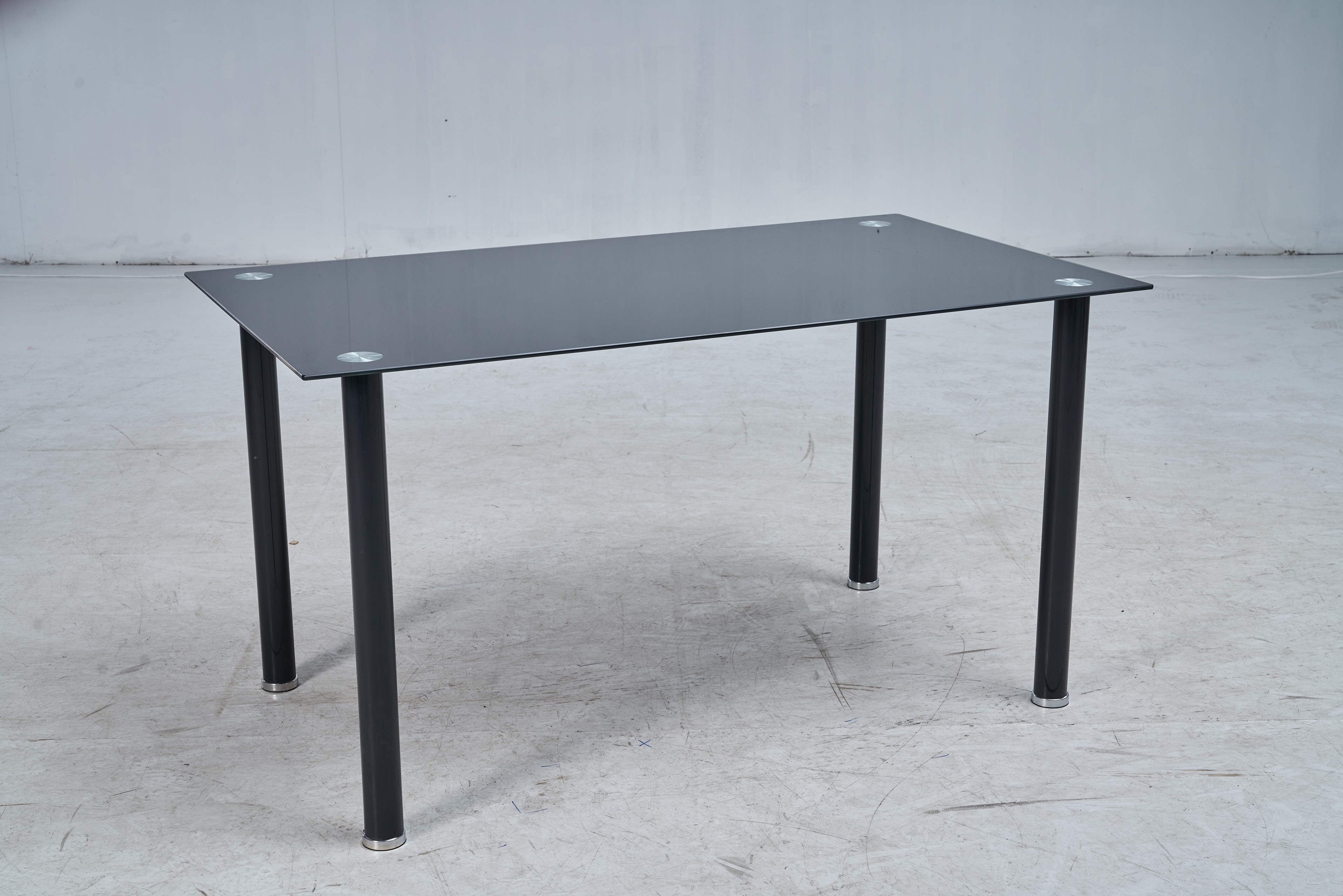 Обеденный стеклянный стол на металлической каркасе черного цвета