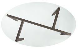 Овальный журнальный столик со стеклом на деревянной основе.