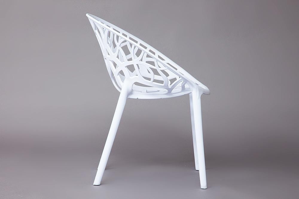 Белый стул из высокопрочного пластика с древесным узором