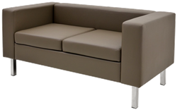 Мягкий диван с подушками в современном стиле