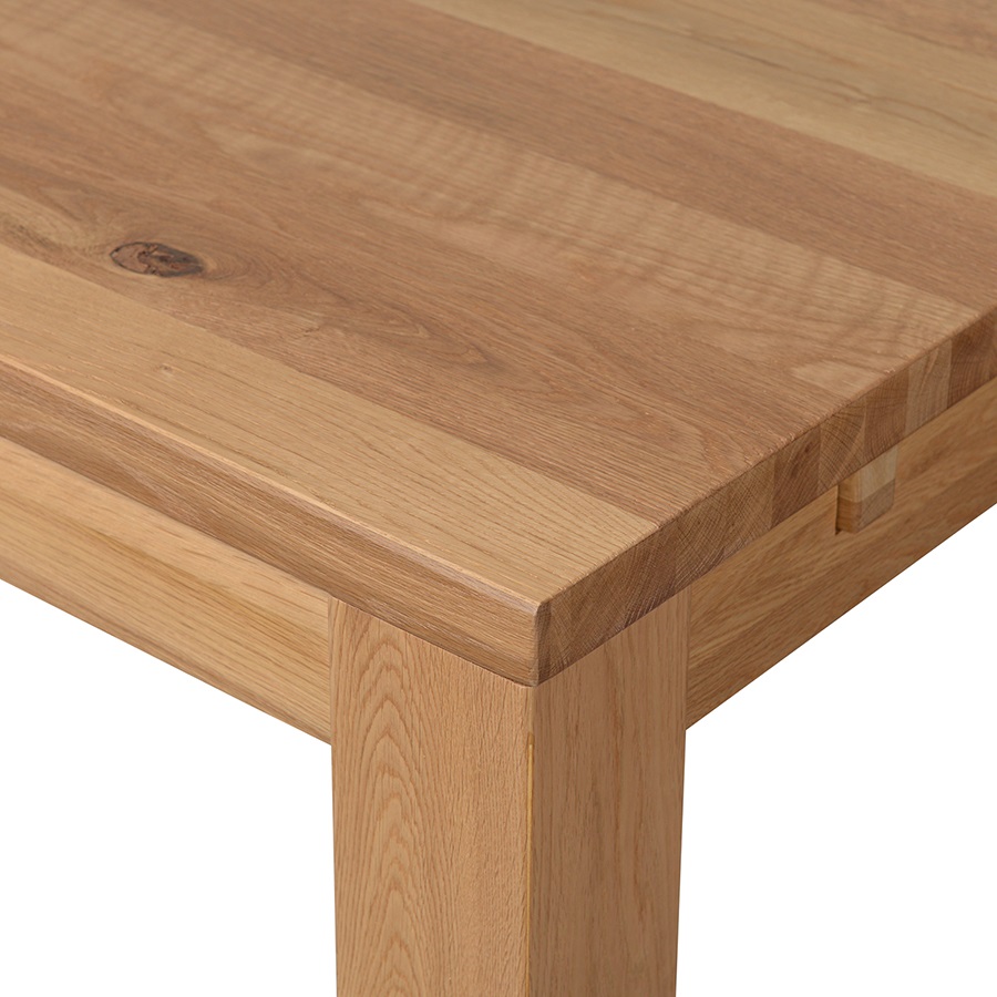 Деревянный обеденный стол. Угловой фрагмент 
стола.