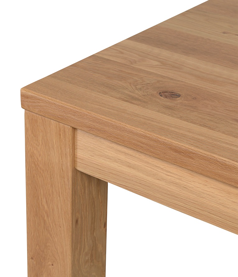 Деревянный обеденный стол. Угловой фрагмент стола.
