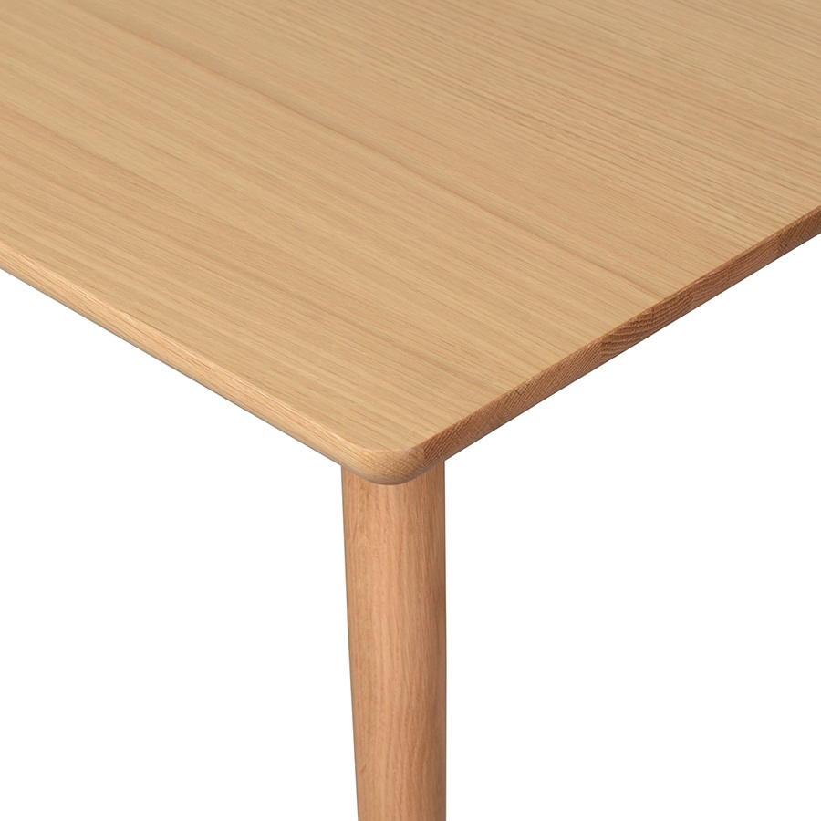 Обеденный деревянный стол. Угол стола.