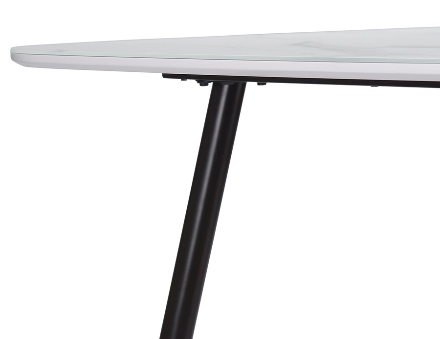 Прямоугольный стол из МДФ на металлических ножках. Угол стола с ножкой.