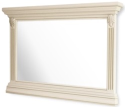 Настенное зеркало в деревянной раме в классическом стиле