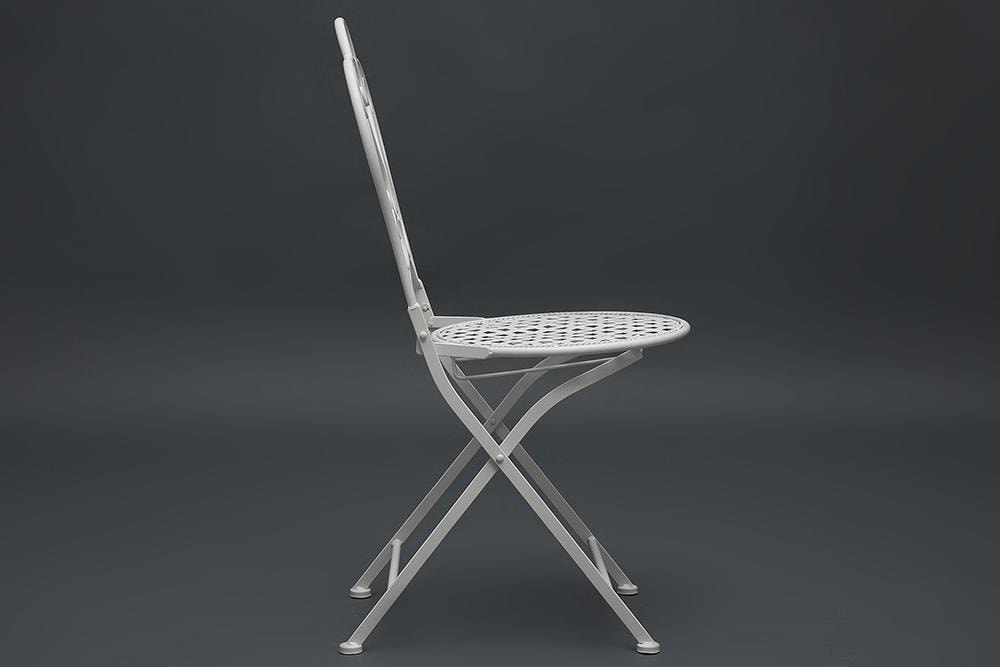 Складной металлический стул белого цвета