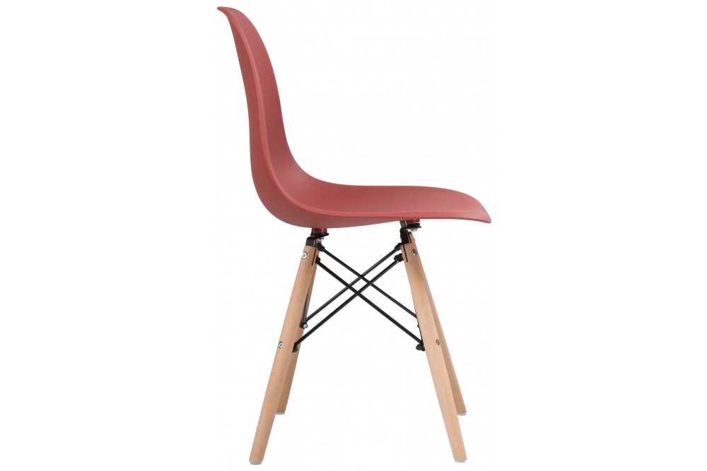 Пластиковый стул бордового цвета на деревянном каркасе