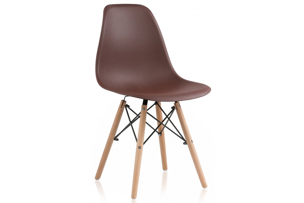 Пластиковый стул коричневого цвета на деревянном каркасе