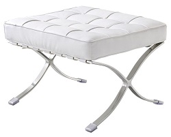 Банкетка на металлическом каркасе. Цвет белый.