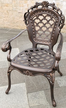 Кресло литое металлическое, рисунок на спинке арки
