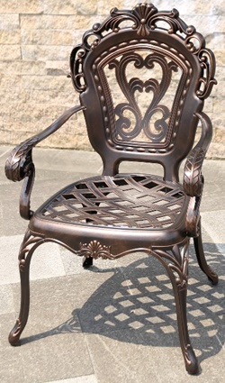 Кресло литое металлическое, рисунок на спинке вензель