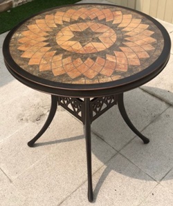 Круглый литой стол из металла с мозаичной столешницей