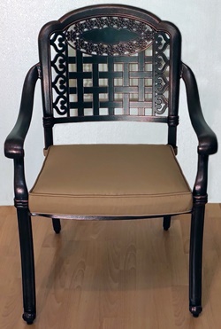 Кресло с подлокотниками из литого алюминия