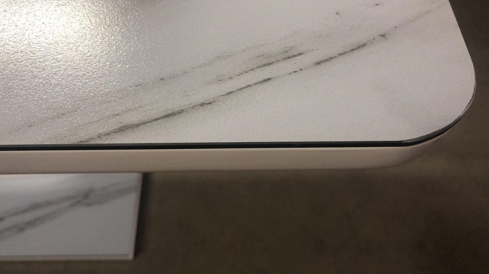 Раскладной стол из МДФ со стеклом. Цвет белый мрамор.
