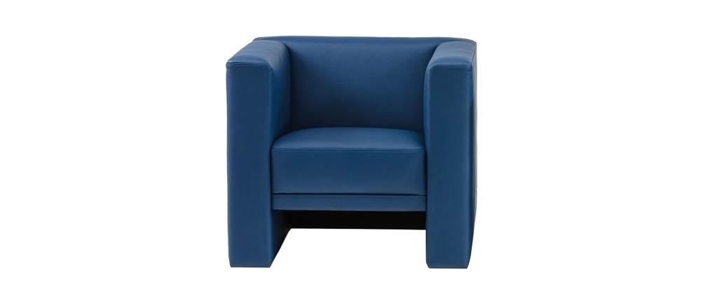 Мягкое кресло с широкими подлокотниками в современном стиле