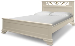 Двухспальная деревянная кровать с коваными элементами