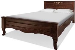 Кровать из натурального дерева в классическом стиле