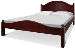 Деревянная кровать в классическом стиле