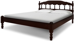 Деревянная кровать с ажурным декором в классическом стиле