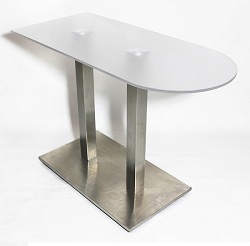 Полуовальный стеклянный стол на металлическом каркасе. 