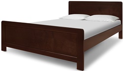 Деревянная кровать из массива сосны в классическом стиле
