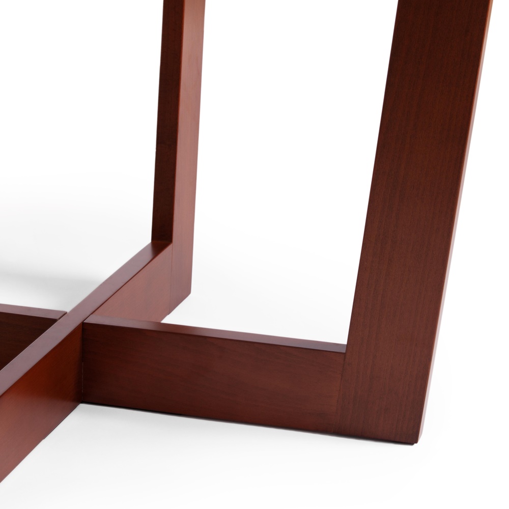 Круглый раскладной стол коричневого цвета. Основание из натурального дерева бук