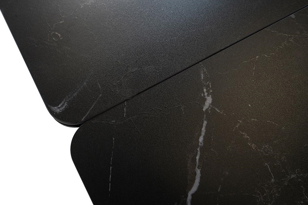 Раскладной стол из керамики и МДФ. Цвет черный.Фрагмент столешницы.