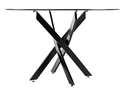 Стеклянный стол на черной металлической скрещенной опоре.