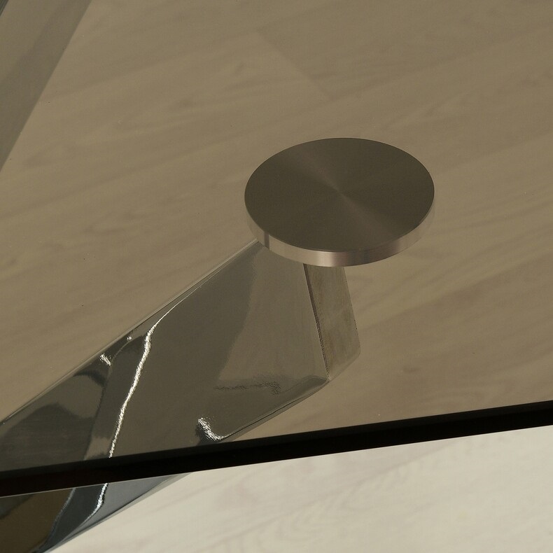 Прямоугольный стол из стекла цвета бронзы на металлическом каркасе.