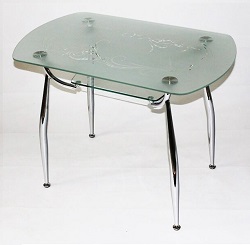 Стеклянный стол с полочкой на металлических ножках. Столешница с узором на матовом стекле, полочка прозрачная.