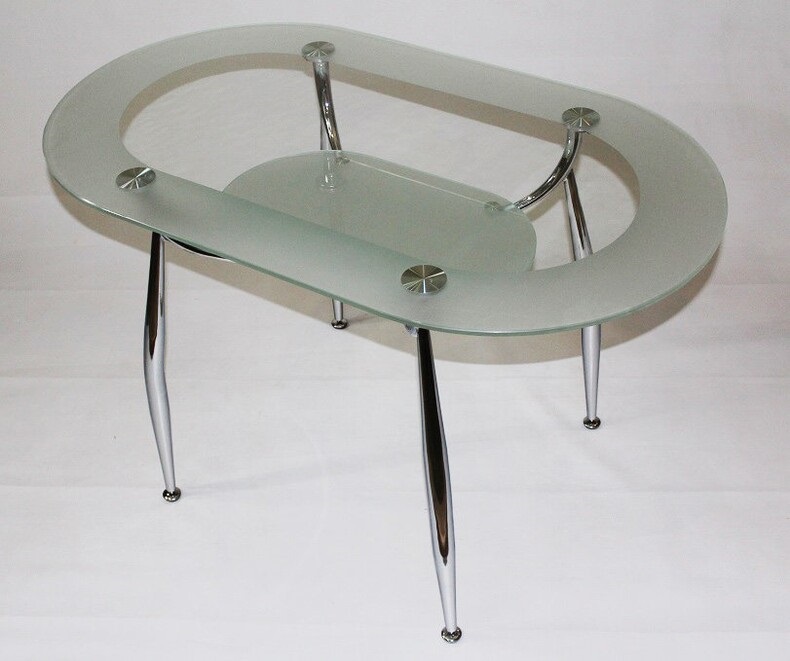 Овальный стол из стекла матовым кантом и матовым подстольем.
