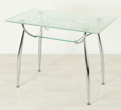 Прямоугольный матовый стеклянный стол с узором на стекле. Полочка прозрачная.