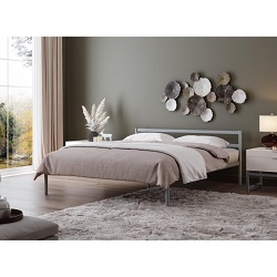 Полутораспальная металлическая кровать. Цвет серый. Фото в интерьере.