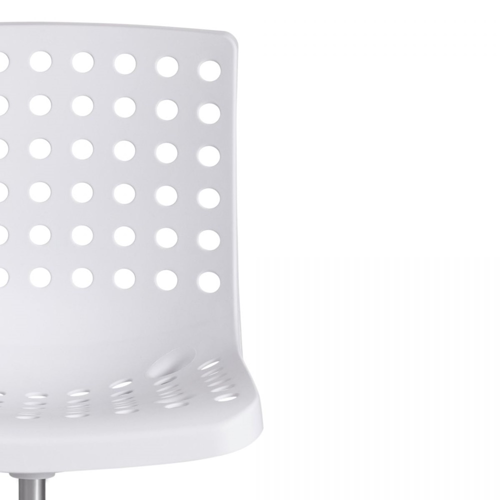 Каркас кресла выполнен из литого прочного пластика белого цвета c перфорацией