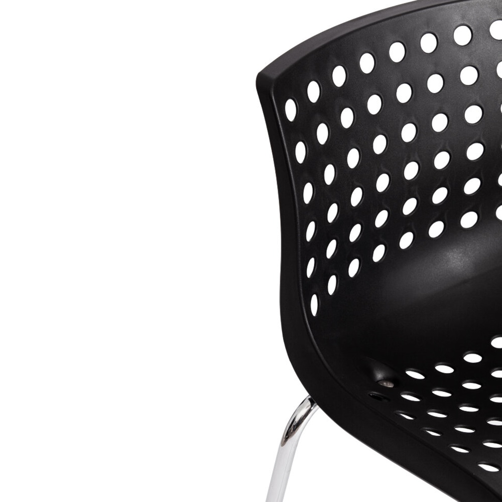 Спинка и сиденье стула выполнено из прочного пластика черного цвета с перфорацией