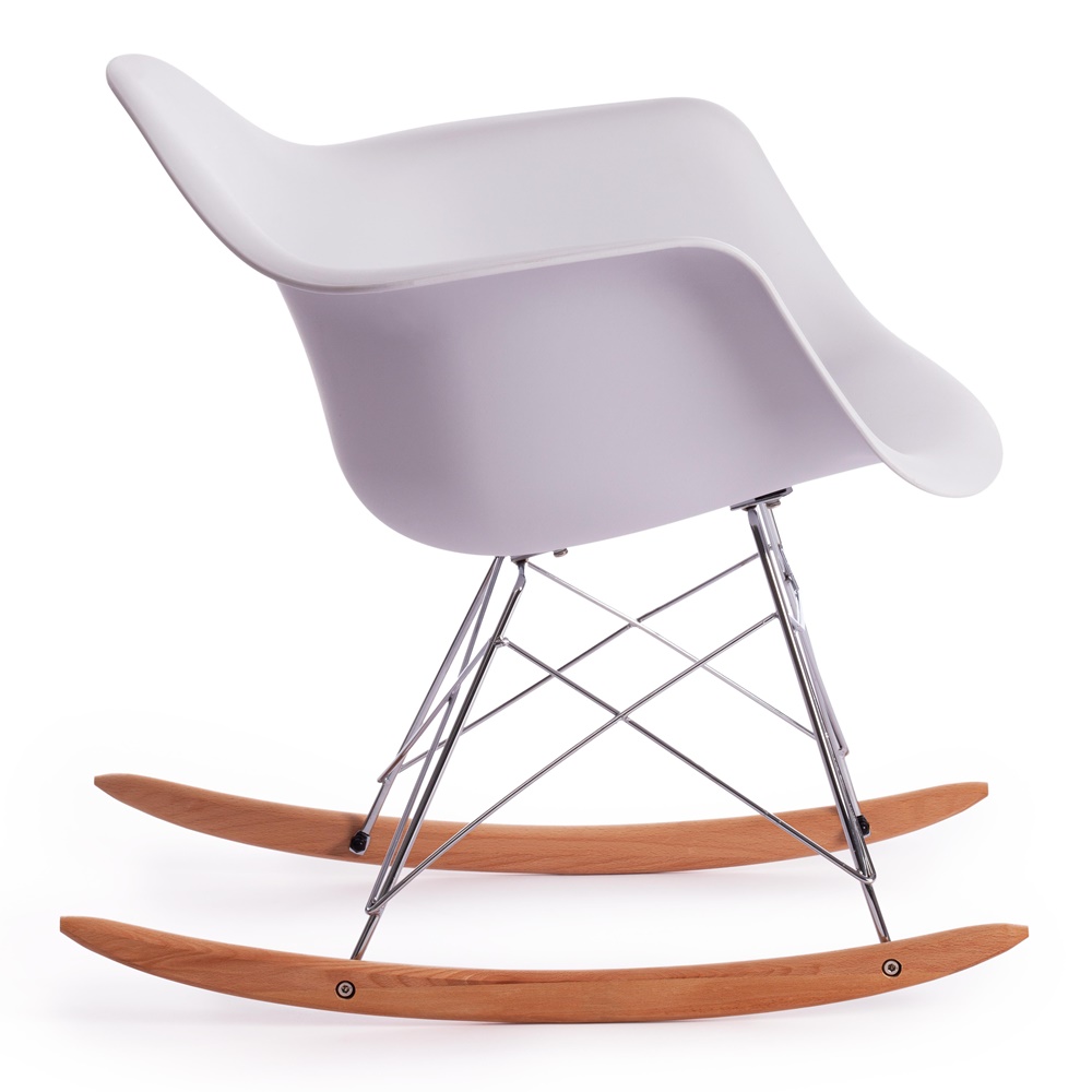 Кресло-качалка с пластиковым сиденьем белого цвета, каркас металлический, полозья из дерева 